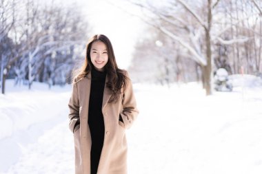 Portre genç güzel Asyalı kadın mutlu seyahat gülümseme ve kar kış sezonu Hokkaido Sapporo Japonya'da zevk.