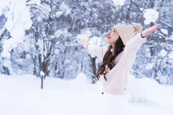 若い美しいアジアの女性の肖像画は楽しい旅を笑顔し 北海道札幌で雪で冬の季節を楽しむ — ストック写真