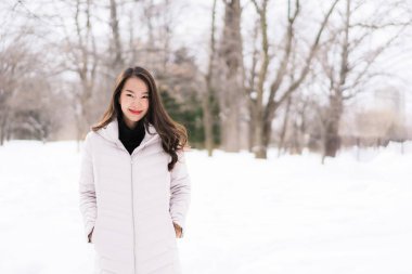 Güzel genç Asyalı kadın mutlu seyahat kar kış sezonu Hokkaido Japonya ile gülümseyen