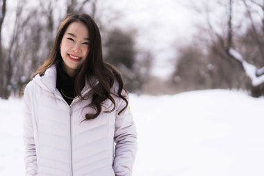 Güzel genç Asyalı kadın mutlu seyahat kar kış sezonu Hokkaido Japonya ile gülümseyen