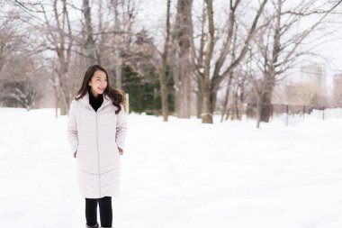 Güzel genç Asyalı kadın mutlu seyahat kar kış sezonu Hokkaido Japonya ile gülümseyen