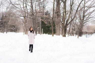 Güzel genç Asyalı kadın mutlu seyahat kar kış sezonu Hokkaido Japonya ile gülümseyen