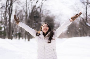 Güzel genç Asyalı kadın mutlu seyahat kar kış sezonu Hokkaido Japonya ile gülümseyen
