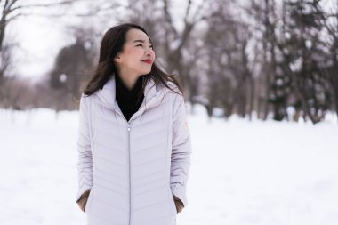 Güzel genç Asyalı kadın mutlu seyahat kar kış sezonu Hokkaido Japonya ile gülümseyen