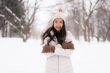 Güzel genç Asyalı kadın mutlu seyahat kar kış sezonu Hokkaido Japonya ile gülümseyen