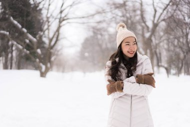 Güzel genç Asyalı kadın mutlu seyahat kar kış sezonu Hokkaido Japonya ile gülümseyen