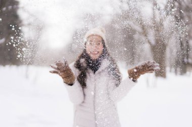 Güzel genç Asyalı kadın mutlu seyahat kar kış sezonu Hokkaido Japonya ile gülümseyen