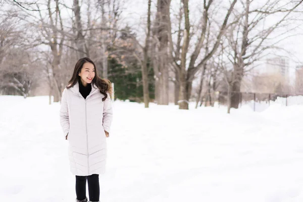 Belle Jeune Femme Asiatique Souriant Heureux Avec Voyage Dans Neige — Photo