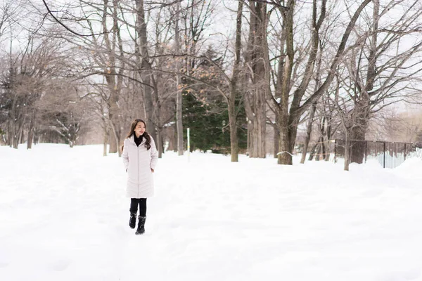 Bonita Jovem Mulher Asiática Sorrindo Feliz Com Viagens Temporada Inverno — Fotografia de Stock