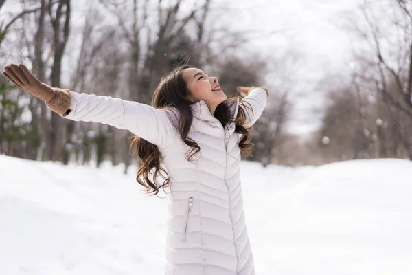 Bonita Jovem Mulher Asiática Sorrindo Feliz Com Viagens Temporada Inverno — Fotografia de Stock