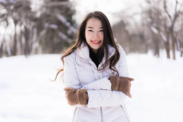 Vacker Ung Asiatisk Kvinna Ler Nöjd Med Resor Snö Vintersäsongen — Stockfoto