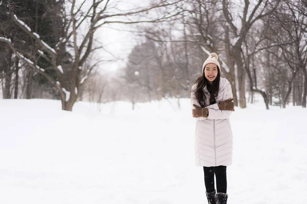 Hermosa Joven Asiática Sonriendo Feliz Con Los Viajes Temporada Invierno — Foto de Stock