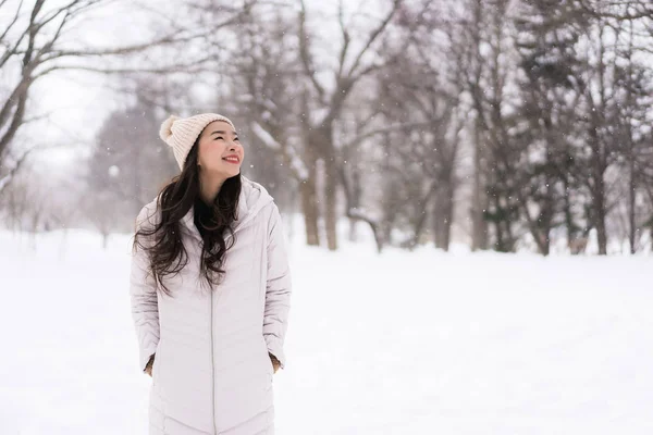 Hermosa Joven Asiática Sonriendo Feliz Con Los Viajes Temporada Invierno —  Fotos de Stock