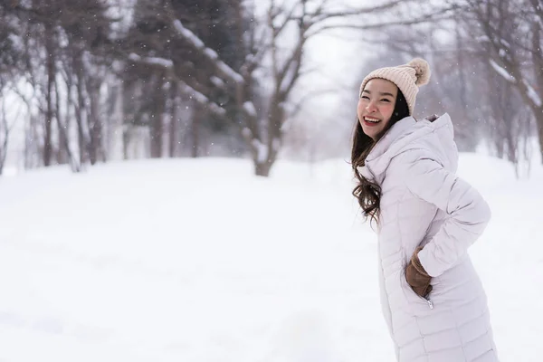 Bonita Jovem Mulher Asiática Sorrindo Feliz Com Viagens Temporada Inverno — Fotografia de Stock