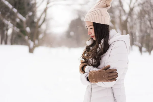 Belle Jeune Femme Asiatique Souriant Heureux Avec Voyage Dans Neige — Photo