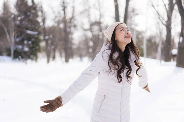 Bonita Jovem Mulher Asiática Sorrindo Feliz Com Viagens Temporada Inverno — Fotografia de Stock