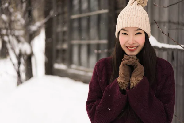 Vacker Ung Asiatisk Kvinna Ler Nöjd Med Resor Snö Vintersäsongen — Stockfoto