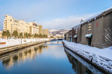 Güzel manzara ve Otaru Hokkaido Japonya kar ve kış sezonunda kanal nehirde cityscape