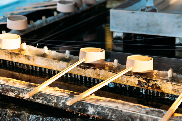 Водный пруд в храме святилища Хоккайдо для уборки и питья в японском городе Саппоро
