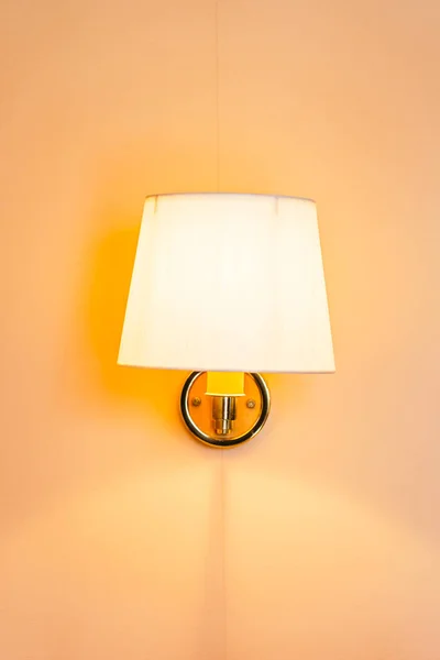 房间内墙面装饰上的美丽灯具和灯泡 — 图库照片