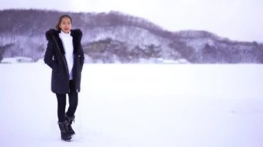 kar yağışı altında güzel Asyalı genç kadının görüntüleri