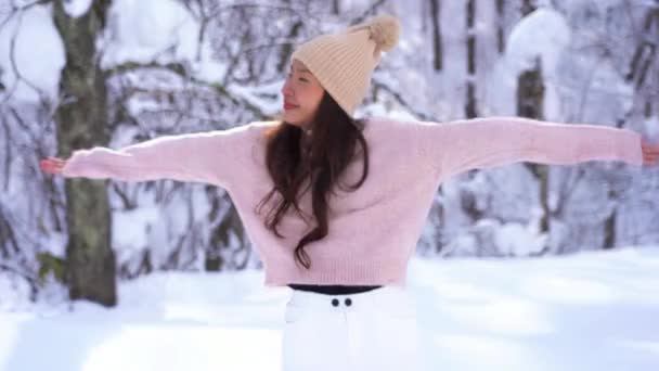Кадры Красивой Азиатской Девушки Снегопадом — стоковое видео