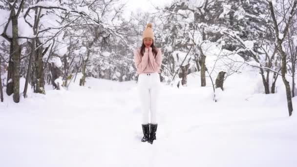 Beelden Van Mooie Aziatische Jonge Vrouw Onder Sneeuwval — Stockvideo