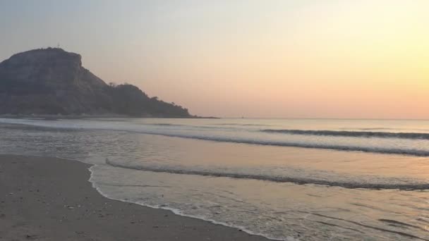 Imágenes Tranquilas Hermoso Mar Ondulado Puesta Del Sol — Vídeo de stock