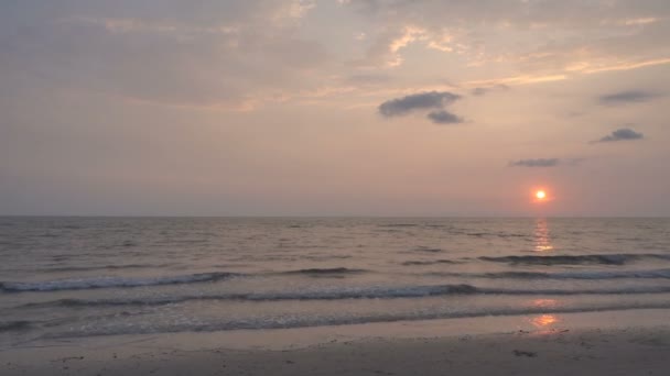 Rustige Beelden Van Mooie Golvende Zee Zonsondergang — Stockvideo