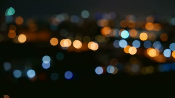夜晚美丽的城市灯光的模糊镜头 — 图库视频影像