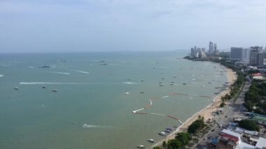 Güzel dalgalı denizin sakin görüntüleri.