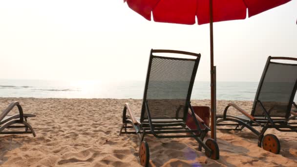 Images Tranquilles Belle Mer Ondulée Avec Chaises Longues Sur Plage — Video