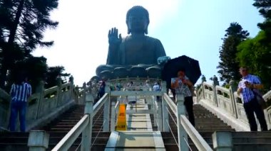 Büyük Buda heykelini ziyaret eden insanların hızlandırılmış görüntüleri