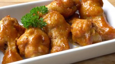 tabakta sos lu derin kızarmış tavuk bacaklarının yakın çekim görüntüleri