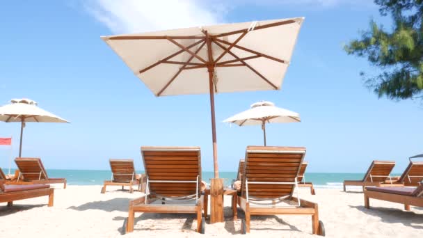 美丽的波浪海与沙滩上的躺椅的宁静镜头 — 图库视频影像