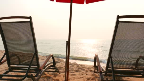美丽的波浪海与沙滩上的躺椅的宁静镜头 — 图库视频影像