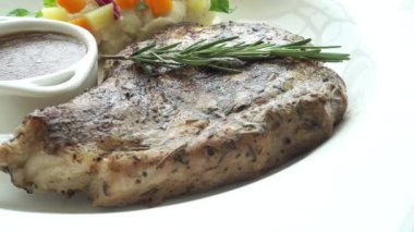 tabakta sebze ile biftek yakın çekim görüntüleri