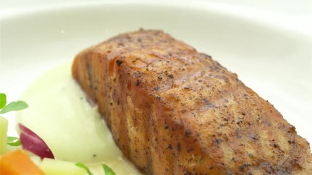 Plan Rapproché Délicieux Steak Poisson Dans Une Assiette — Video