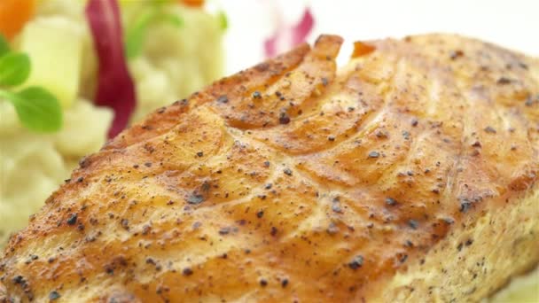おいしい魚のステーキをプレートにクローズアップ映像 — ストック動画