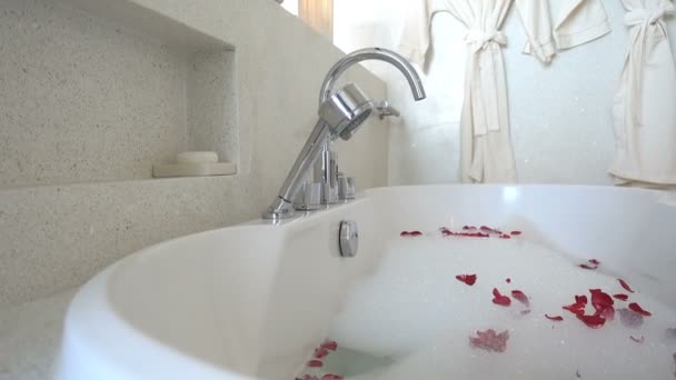 Lüks Tatil Otel Banyo Görüntüleri — Stok video