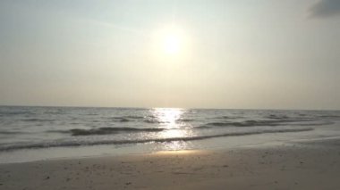 günbatımı güzel dalgalı denizde sakin görüntüleri