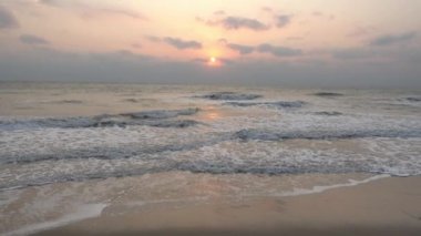 günbatımı güzel dalgalı denizde sakin görüntüleri