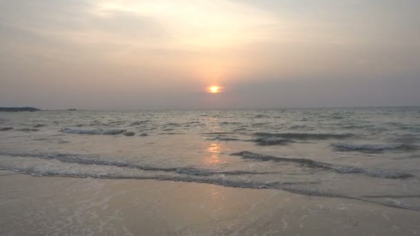 Спокійне Фото Красивого Хвилястого Моря Заході Сонця — стокове відео