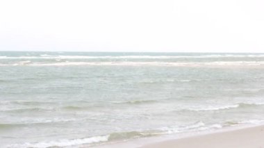 Güzel dalgalı denizin sakin görüntüleri.
