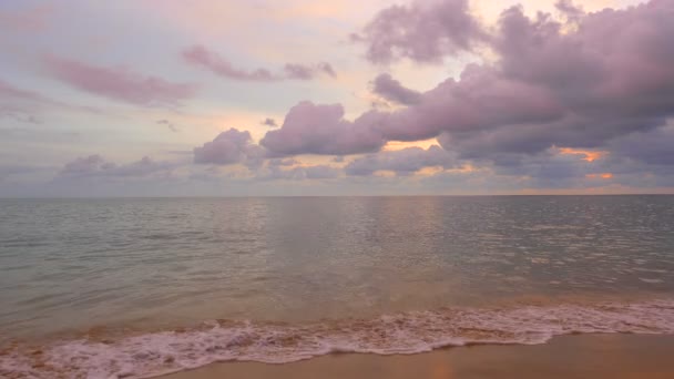 Ruhige Aufnahmen Von Wunderschönem Welligem Meer Bei Sonnenuntergang — Stockvideo