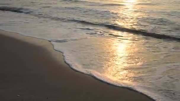 Ruhige Aufnahmen Von Wunderschönem Welligem Meer Bei Sonnenuntergang — Stockvideo