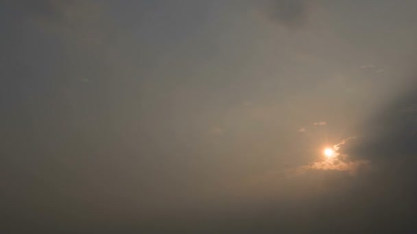 images du ciel couchant avec des nuages mouvants en soirée