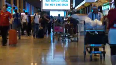 havaalanı terminalinde yürüyen insanların zaman atlamalı görüntüleri