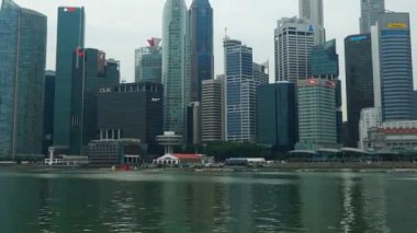 Singapur şehrinde marina koyu çevresindeki modern binaların havadan görüntüleri