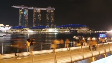 geceleri Singapur şehrinde modern binaların doğal zaman atlamalı görüntüleri